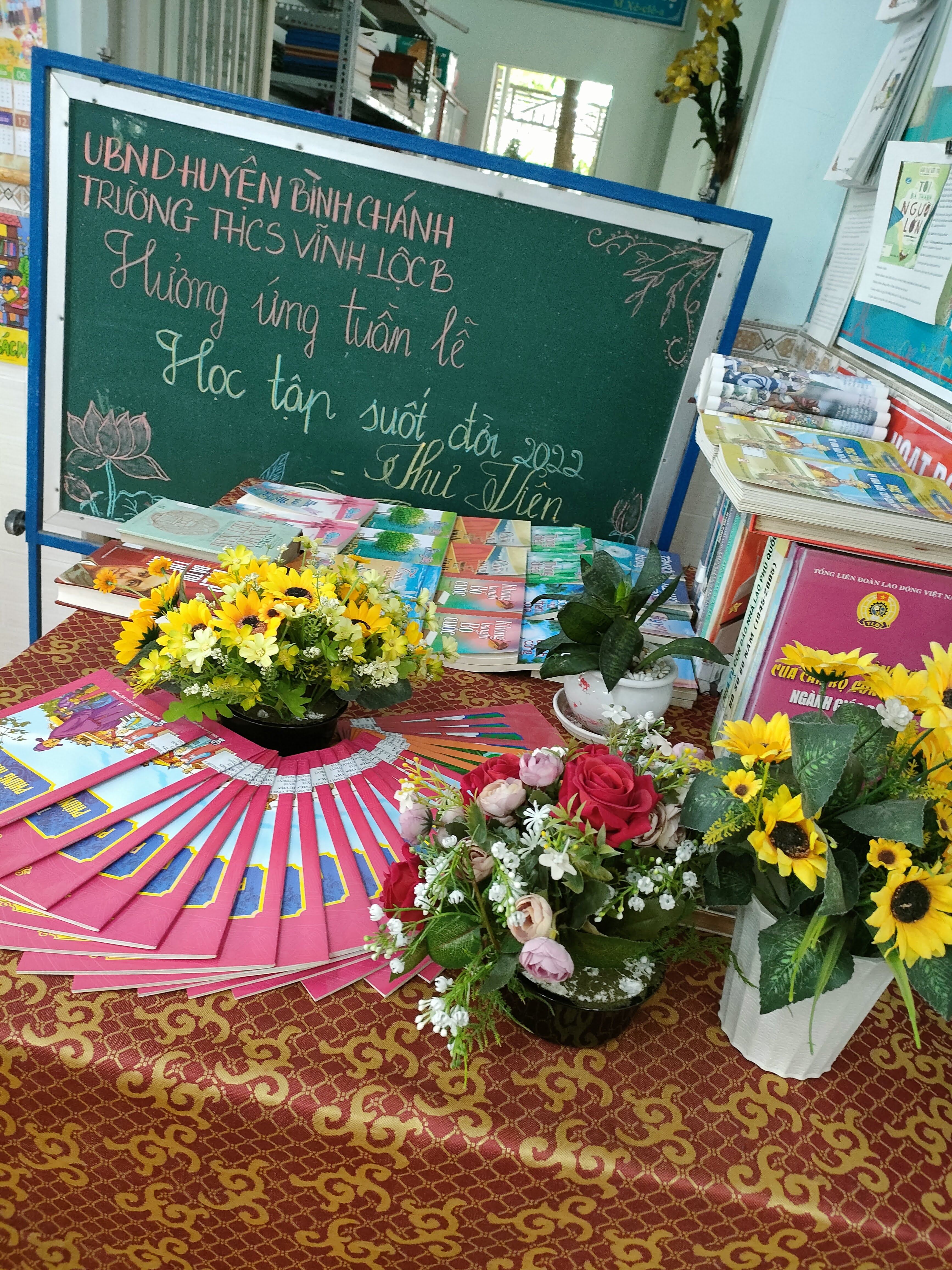 Trưng bày triển lãm sách, giới thiệu các tài liệu phục vụ cho giảng dạy và học tập