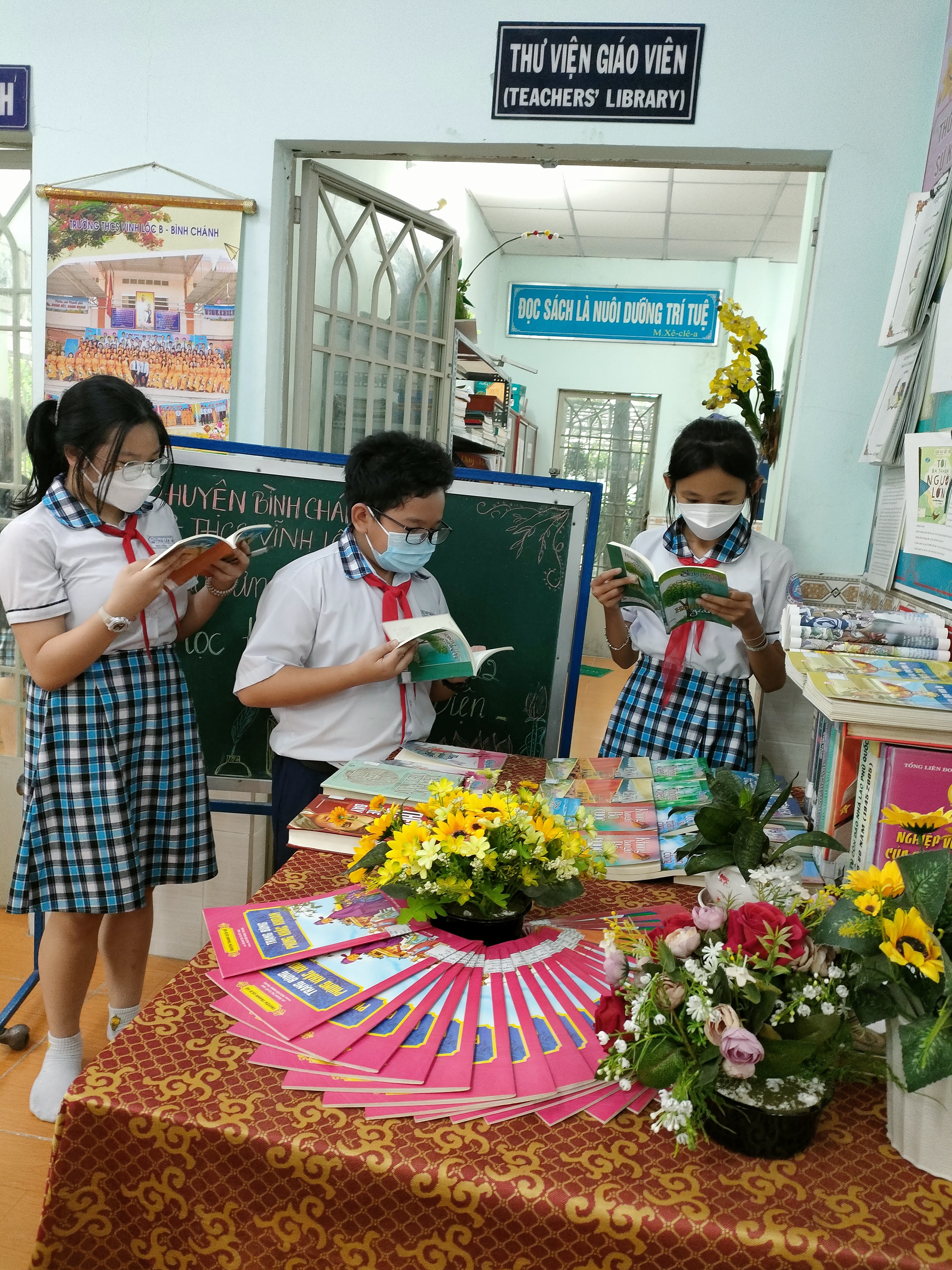 Hình ảnh học sinh học tập tại thư viện