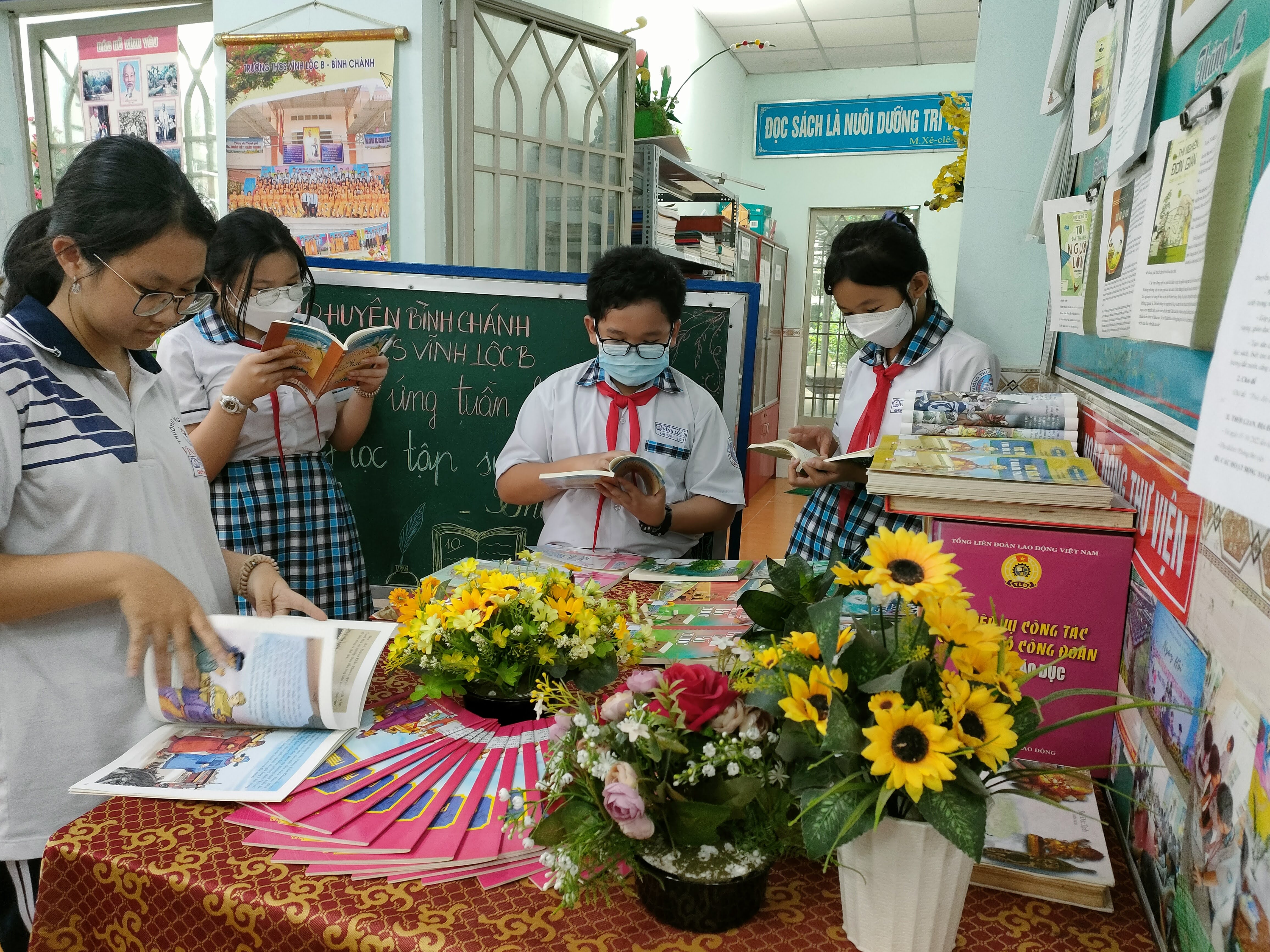 Tham quan trưng bày sách