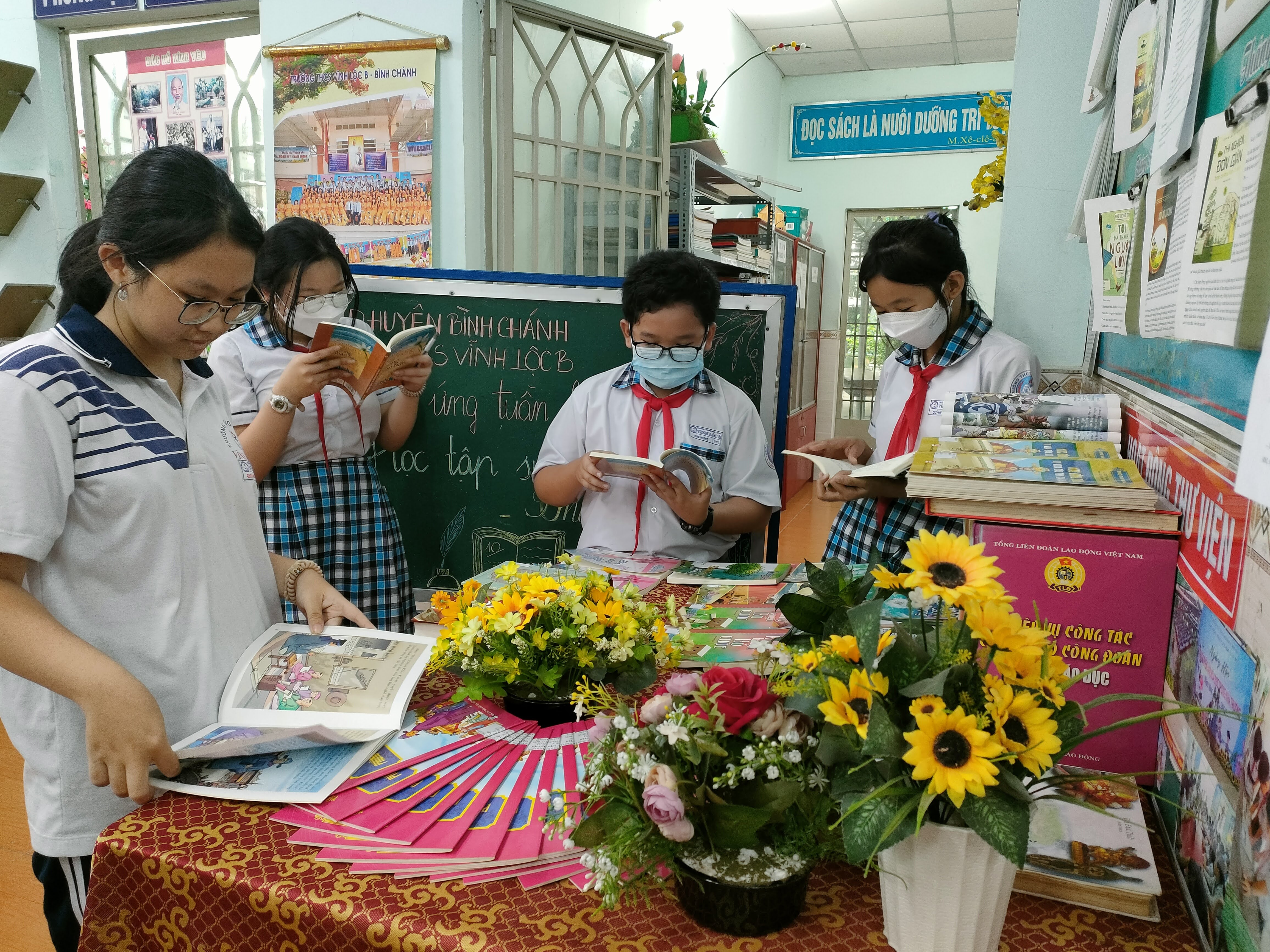 Hình ảnh học sinh học tập tại thư viện