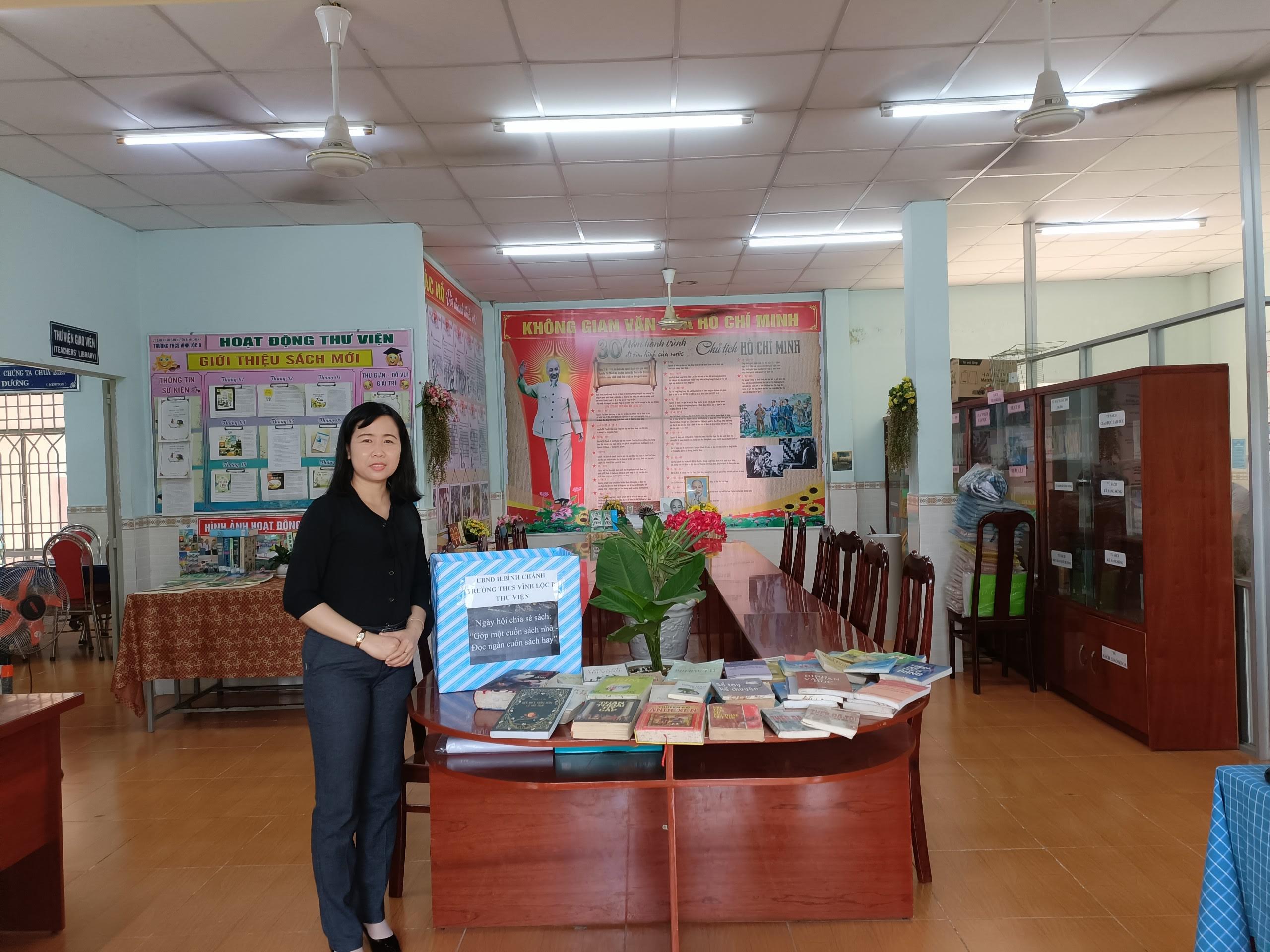 Giáo viên nhà trường hưởng ứng ngày hội: Chia sẻ sách " Góp một cuốn sách nhỏ - Đọc ngàn cuốn sách hay"